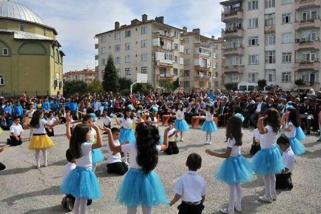 Akşehir Belediyesi’nden Öğrecilere Çanta Ve Kırtasiye Seti