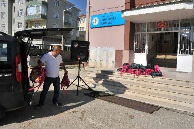 Akşehir Belediyesi’nden Öğrecilere Çanta Ve Kırtasiye Seti