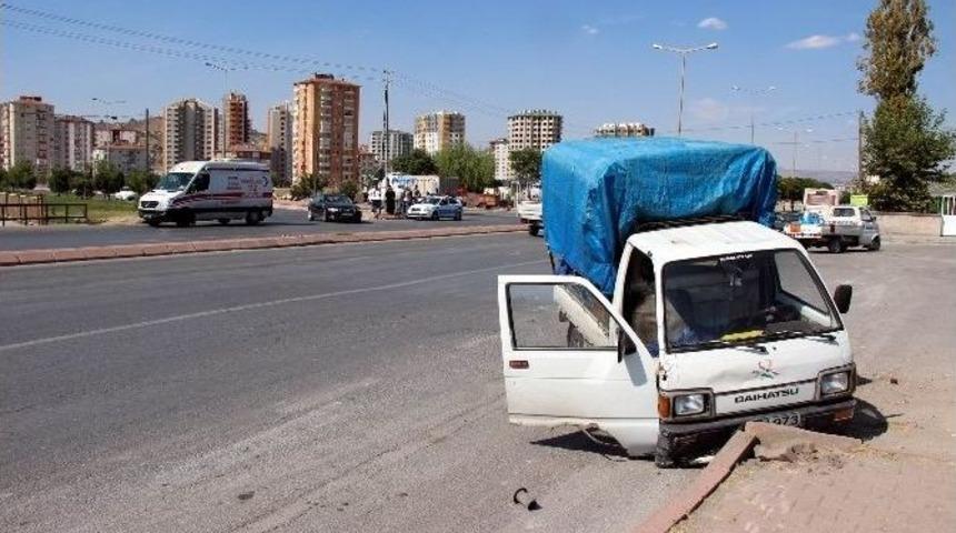 Otomobil İl Kamyonet &Ccedil;arpıştı