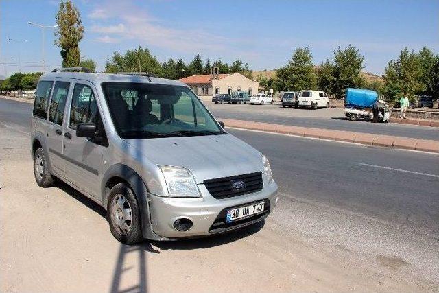 Otomobil İl Kamyonet &Ccedil;arpıştı 1
