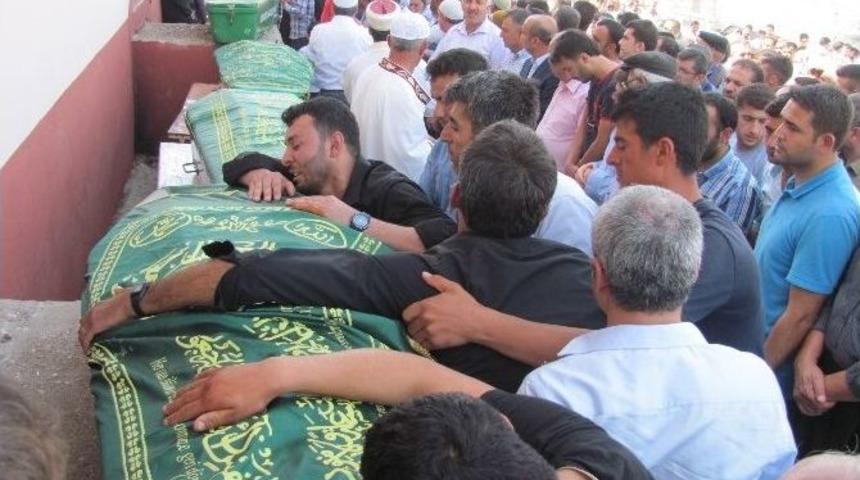 Kazada Hayatını Kaybeden 5 Kişi G&ouml;zyaşları İ&ccedil;inde Toprağa Verildi