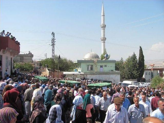 Kazada Hayatını Kaybeden 5 Kişi G&ouml;zyaşları İ&ccedil;inde Toprağa Verildi 1