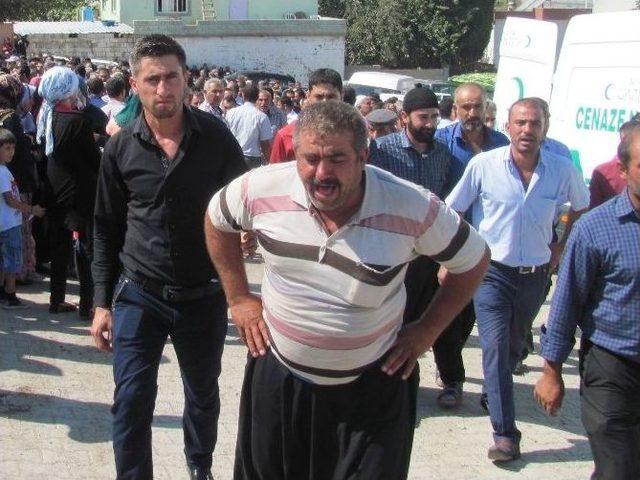 Kazada Hayatını Kaybeden 5 Kişi G&ouml;zyaşları İ&ccedil;inde Toprağa Verildi 2