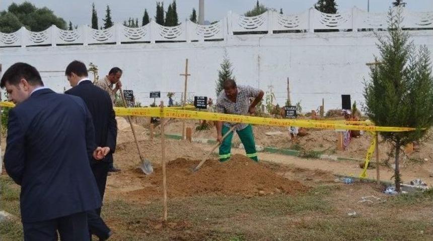 Mezarlık Şakası Savcıyı Ve Polisi Alarma Ge&ccedil;irdi