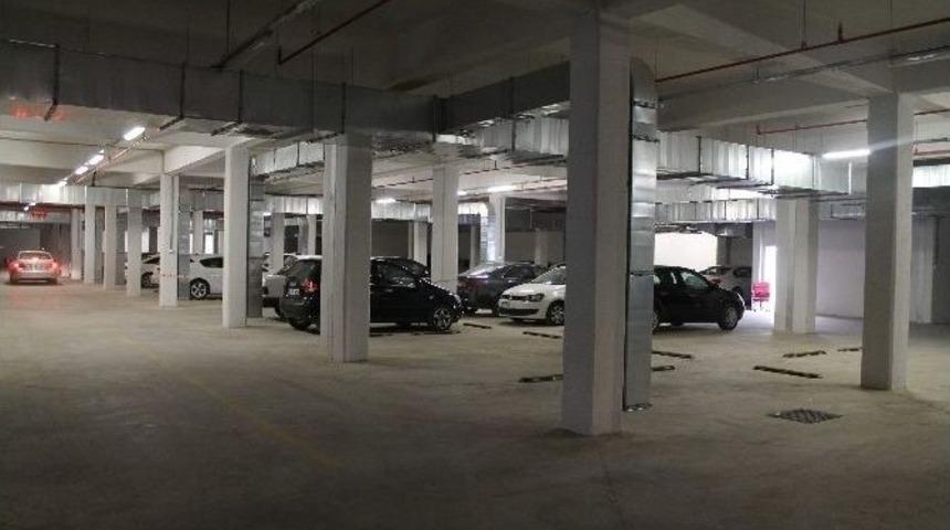Hastanenin Kapalı Otoparkı Hizmet Veriyor