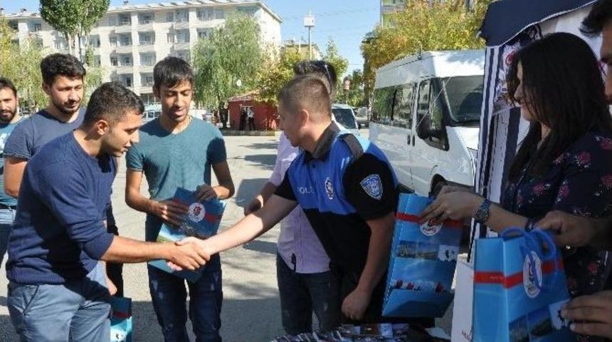 Polislerden &Uuml;niversite &Ouml;ğrencilerine Sıcak Karşılama