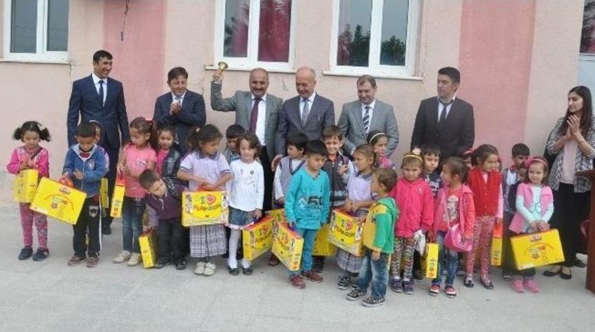 Dursunbey Belediyesinden Okula Başlayan &Ouml;ğrencilere Eğitim Seti