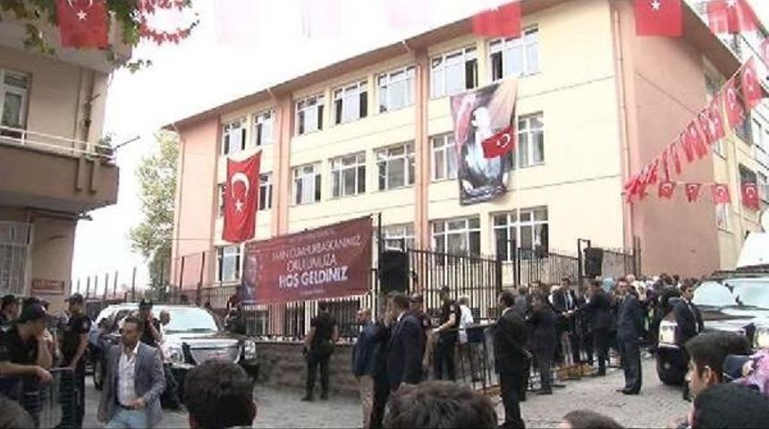 Erdoğan'a Siyah &Ouml;nl&uuml;kl&uuml; Ilkokul Fotoğrafı Hediye Edildi