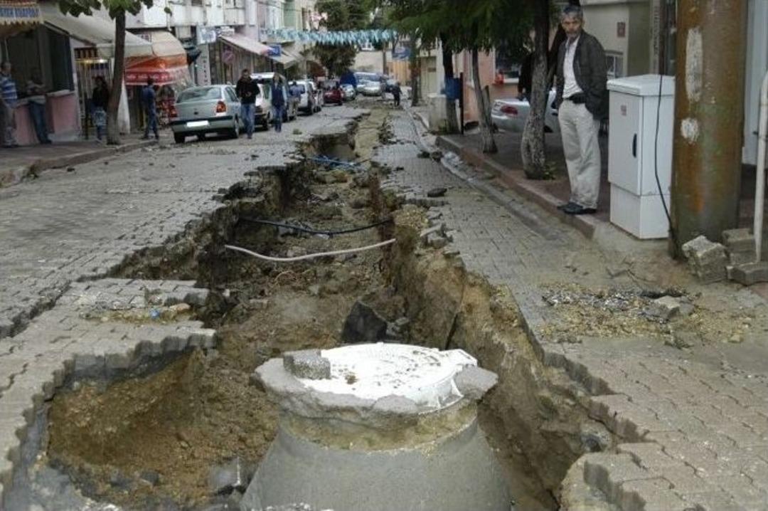 Tekirdağ&rsquo;da Sağanak Yolları Delip Ge&ccedil;ti