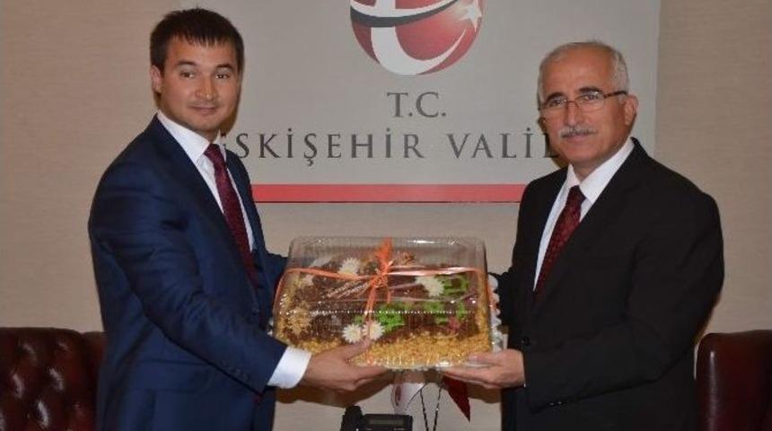 Tataristanlı &Ouml;ğrencilerden Vali Tuna&rsquo;ya Ziyaret