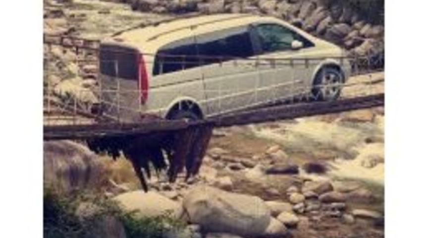 Rize&rsquo;de Asma K&ouml;pr&uuml;den Ge&ccedil;meye &Ccedil;alışan Otomobil Facianın Eşiğinden D&ouml;nd&uuml;