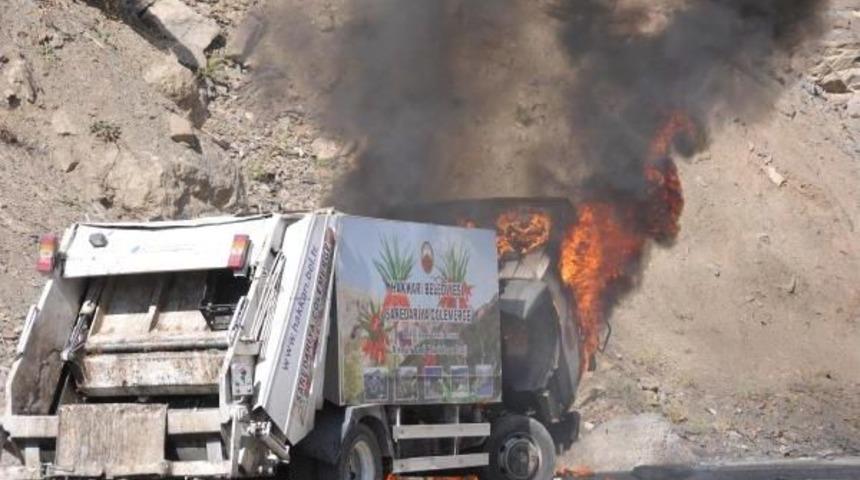 Hakkari Belediyesi'nin &Ccedil;&ouml;p Kamyonu Yandı