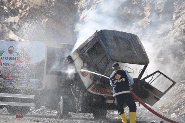 Hakkari Belediyesi'nin Çöp Kamyonu Yandı