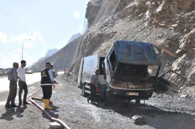 Hakkari Belediyesi'nin Çöp Kamyonu Yandı