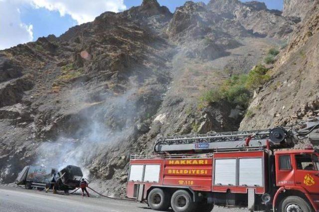 Hakkari Belediyesi'nin Çöp Kamyonu Yandı