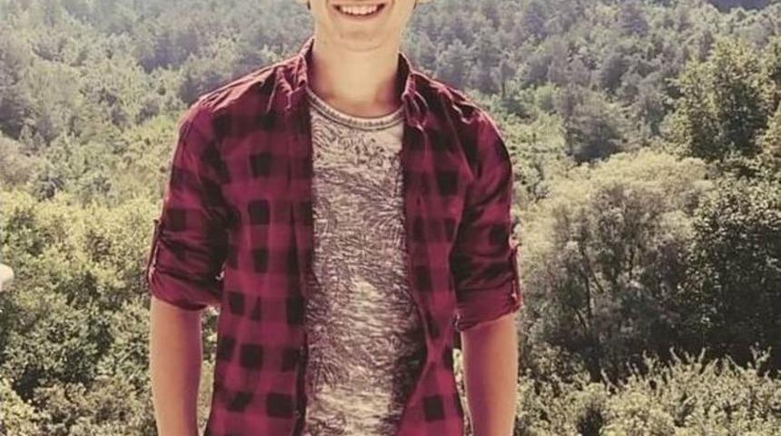 Yola &Ccedil;ıkan &Ccedil;ocuğu Kurtarmak İsterken Kazada &Ouml;ld&uuml;