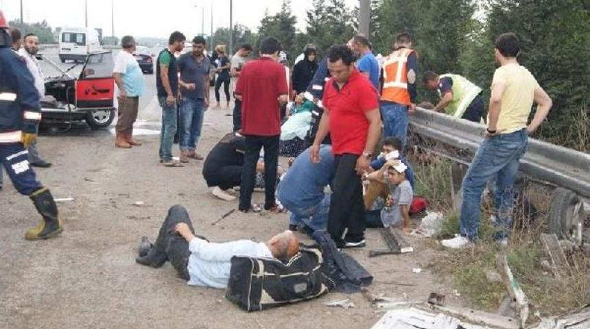 Tem'de Bariyerlere &Ccedil;arpan Otomobildekiler Yola Savruldu: 7 Yaralı