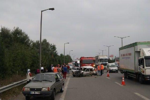 Tem'de Bariyerlere Çarpan Otomobildekiler Yola Savruldu: 7 Yaralı