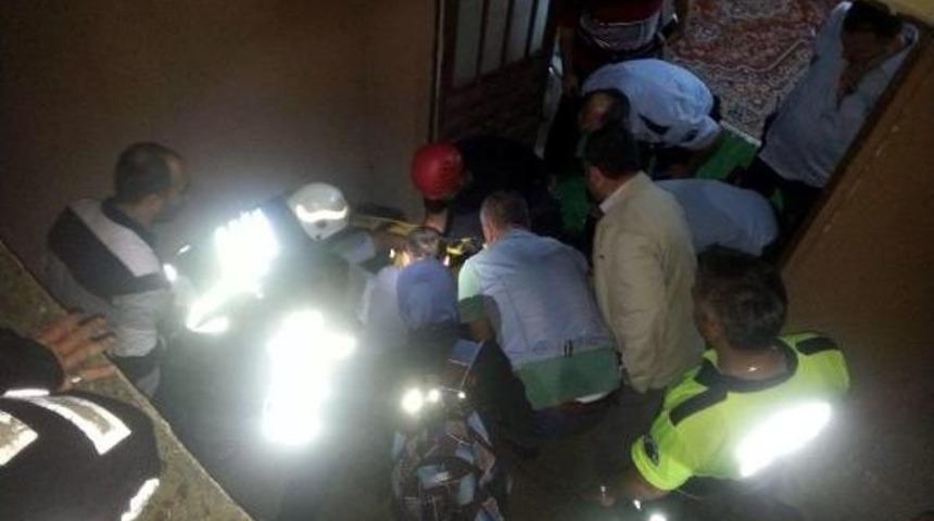 Ş&uuml;pheliyi Kovalayan Polis Merdiven Boşluğuna D&uuml;şt&uuml;