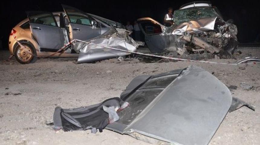 İki Otomobil &Ccedil;apıştı: 3 &Ouml;l&uuml;, 4 Yaralı