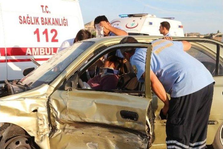 Mut’ta 3 Aracın Karıştığı Zincirleme Kazada 4 Kişi Yaralandı