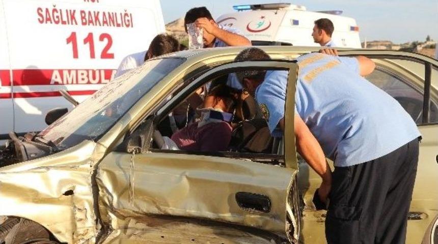 Mut&rsquo;ta 3 Aracın Karıştığı Zincirleme Kazada 4 Kişi Yaralandı