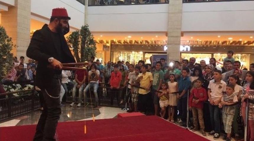 Piazza&rsquo;da Enver Ertaş İll&uuml;zyon Şovu İle Nefes Kesti