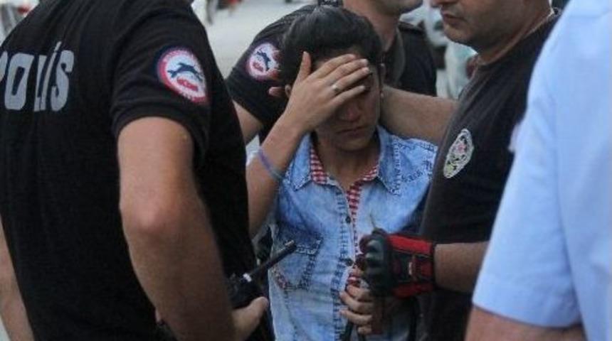 Gen&ccedil; Kadın Kendisine Yan Bakan Şahsı Bı&ccedil;akladı