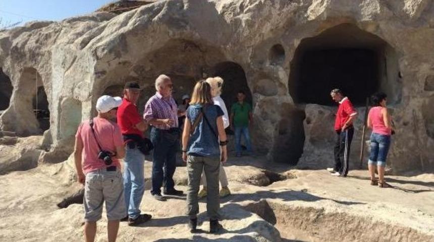 D&auml;niken Visits Massive Underground City In Nevşehir