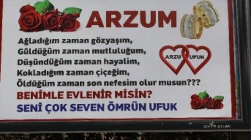 Reklam İlanıyla Sevgilisine Evlenme Teklifi Etti