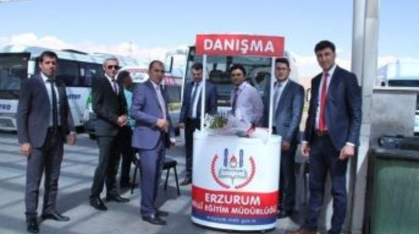 Yeni Atanan Öğretmenler Çiçeklerle Karşılandı