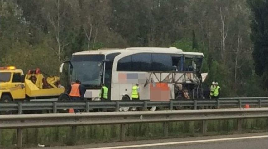 Tem&rsquo;de Kamyon Arıza Yapan Otob&uuml;se &Ccedil;arptı: 1 &Ouml;l&uuml;, 5 Yaralı