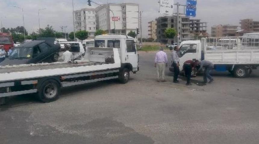Kahta'da Otomobil Ile Kamyonet &Ccedil;arpıştı: 6 Yaralı