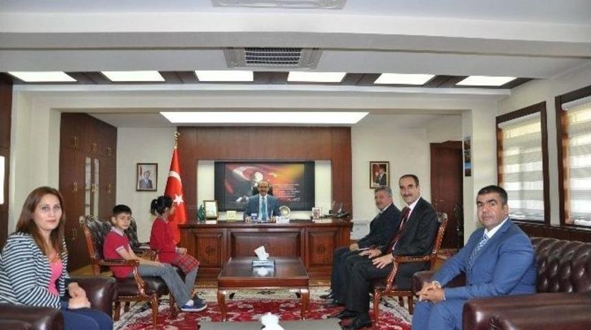 Minik &Ouml;ğrencilerden Vali Yavuz&rsquo;a Ziyaret