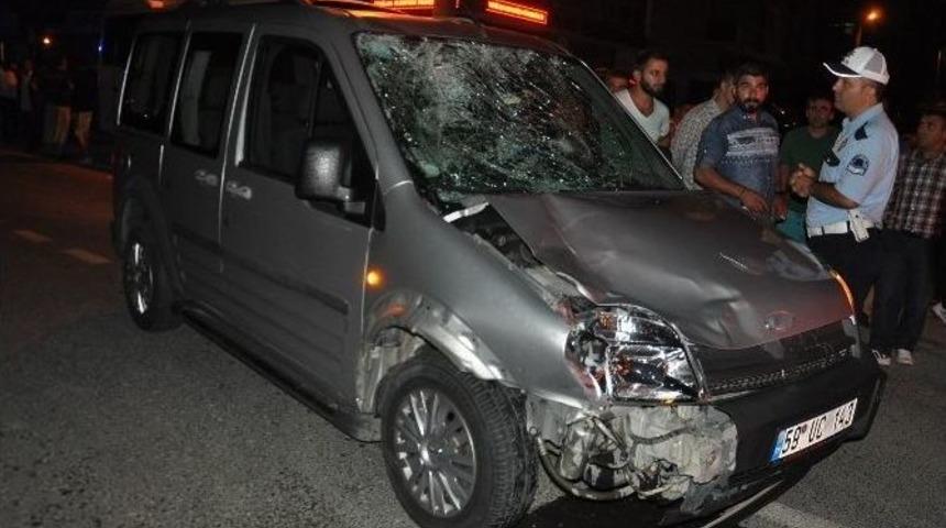 Otomobil Motosiklete &Ccedil;arptı: 2 Yaralı