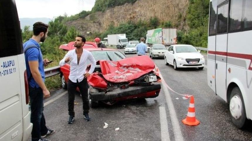 Yolcu Minib&uuml;s&uuml;yle Otomobil Kafa Kafaya &Ccedil;arpıştı: 1&rsquo;i &Ccedil;ocuk 9 Yaralı