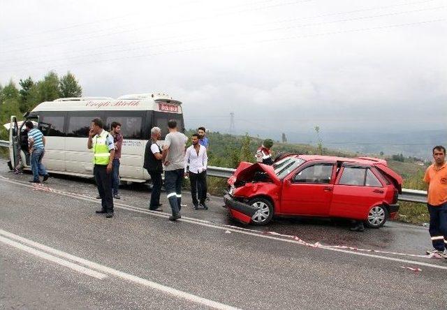 Yolcu Minibüsüyle Otomobil Kafa Kafaya Çarpıştı: 1’i Çocuk 9 Yaralı