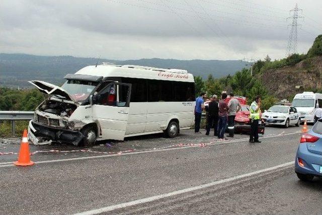 Yolcu Minibüsüyle Otomobil Kafa Kafaya Çarpıştı: 1’i Çocuk 9 Yaralı