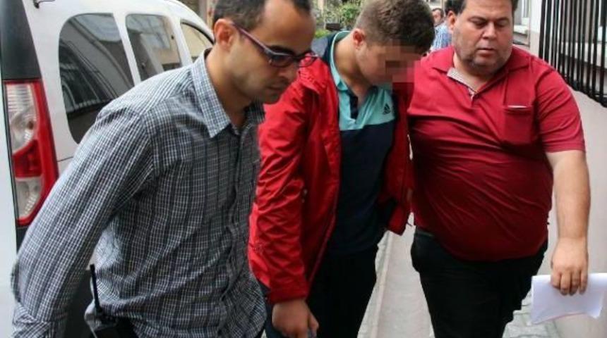 Lisede Sınıf Başkanı, Sınıfa Girmeyen &Ouml;ğrenciyi Bı&ccedil;akladı