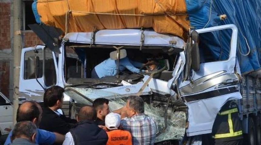 Tır'a Arkadan &Ccedil;arpan Kamyonun S&uuml;r&uuml;c&uuml;s&uuml; &Ouml;ld&uuml;