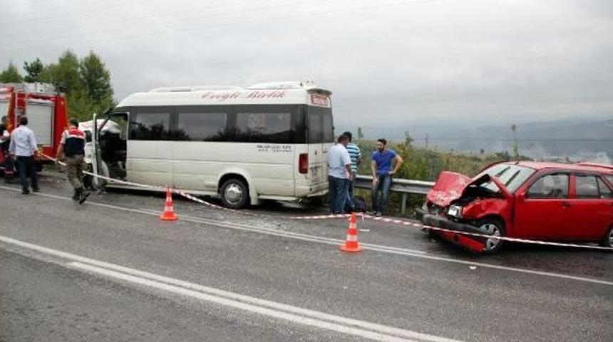 Yolcu Minib&uuml;s&uuml; Otomobille &Ccedil;arpıştı: 9 Yaralı
