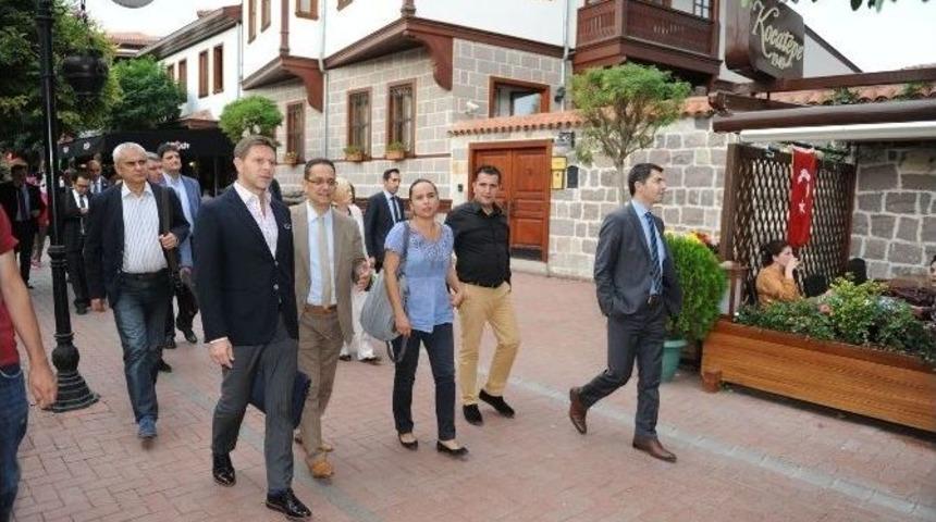 Sırp Misafirler Hamam&ouml;n&uuml;&rsquo;nde