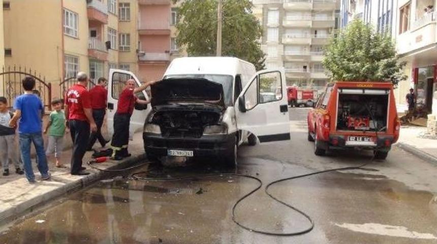 Adıyaman&rsquo;Da Park Halindeki Minib&uuml;s Yandı