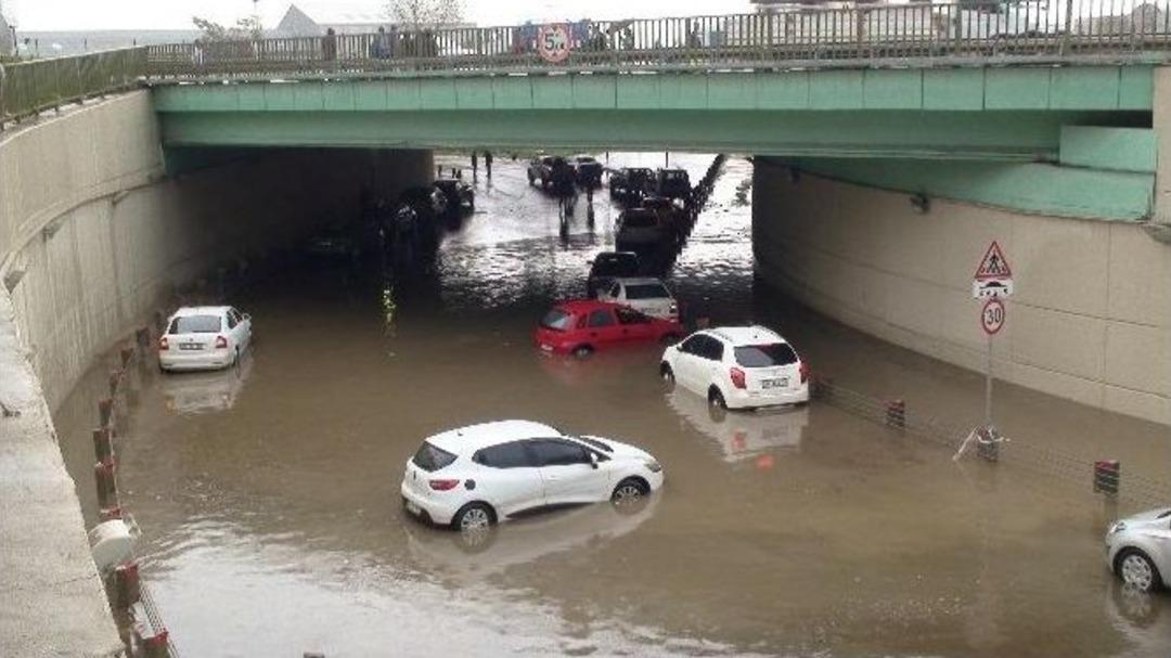 Şiddetli Yağışla Birlikte Ara&ccedil;lar Suya G&ouml;m&uuml;ld&uuml;