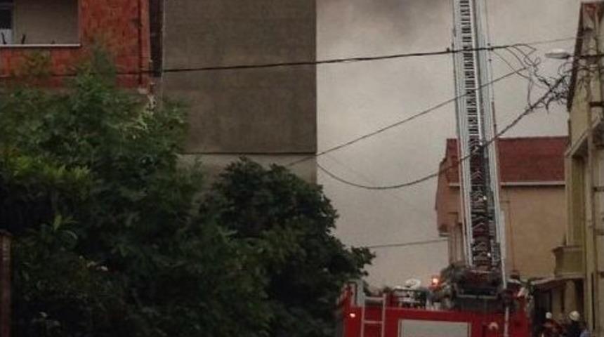 (&ouml;zel Haber) 3 Katlı Apartmanın &Ccedil;atısı Alev Alev Yandı