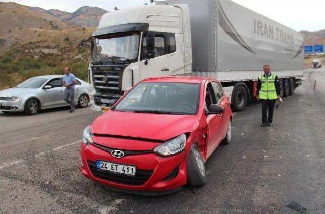 Suşehri'nde Otomobiller Çarpıştı: 3 Yaralı