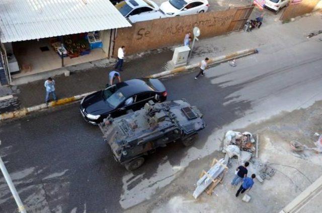 Silvan'da Yol Kapatan Pkk'lılar Polisle Ateş Açtı