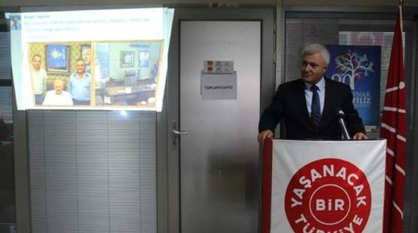 İzmir'de 'atat&uuml;rk'&uuml; Ak Parti Bayrağıyla Kapattın' Tartışması