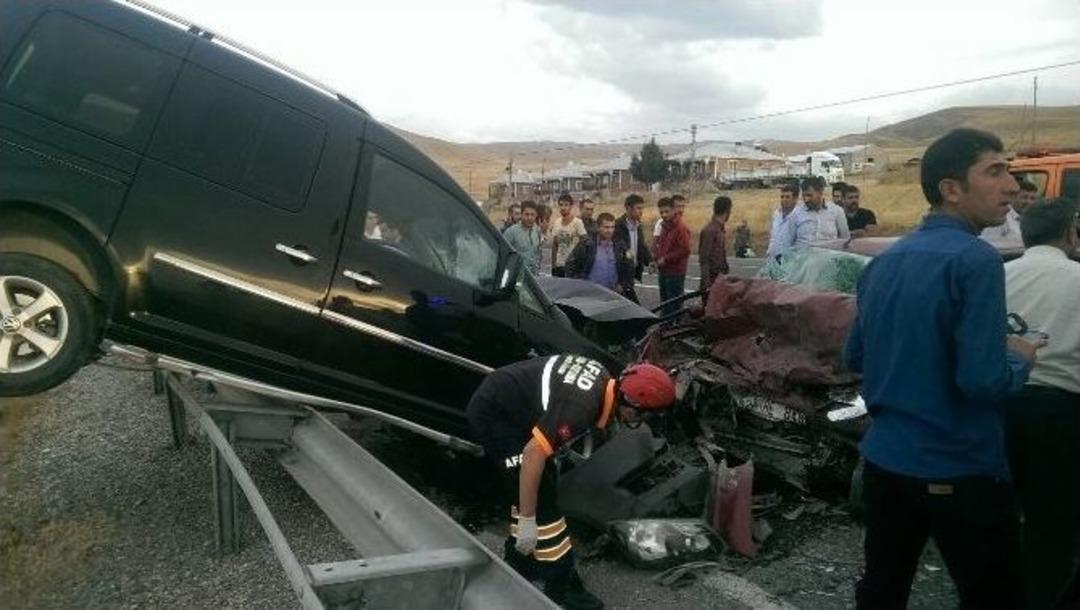 Van&rsquo;da Sıkışmalı Trafik Kazası; 2 &Ouml;l&uuml;, 3 Yaralı