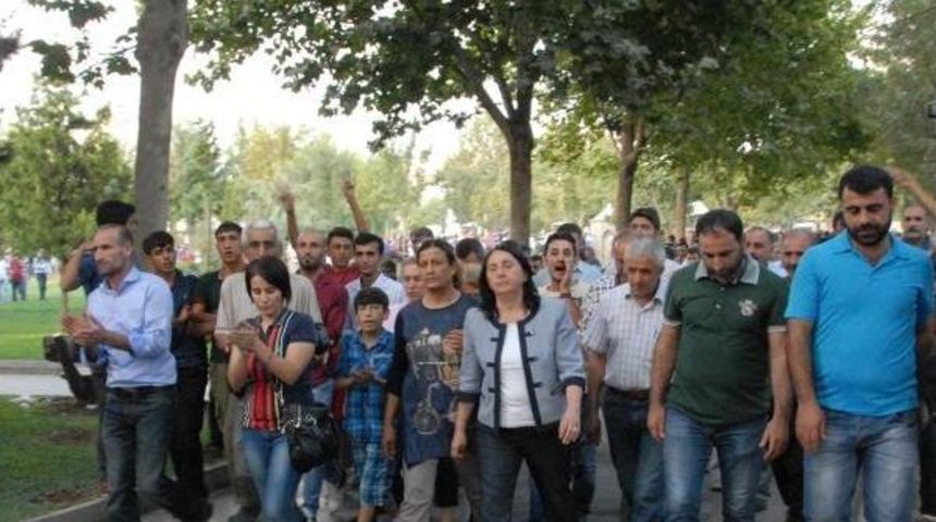 Diyarbakır'da Hdp'den Operasyonlara Tepki Y&uuml;r&uuml;y&uuml;ş&uuml;